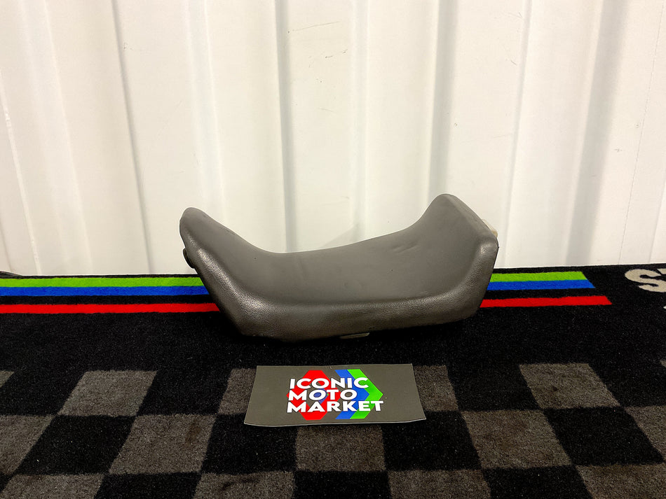 Yamaha FZR400 (1988). Front Seat. (OEM) #1WG-24710-1