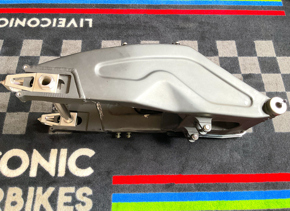 Yamaha YZF-R7 OW-02 (1999) Factory Swingarm w/ Rear Axle. (OEM) #5FL221100000
