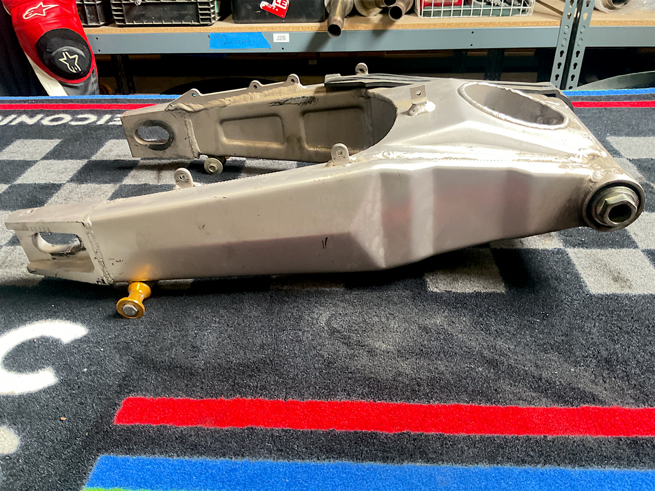 Kawasaki ZX-7, ZX-7R (1991-1992) Swingarm. (OEM) #33001-1378KF(2)