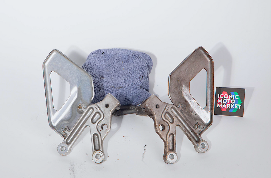 Aprilia RSV1000, RSV1000 Tuono - Rear Sets, Foot Pegs & Guards RH/LH. (OEM) #AP8154070_AP8154069