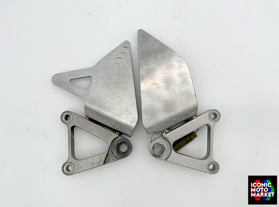 Honda VFR750R RC30 (1987-1990) Footpeg Bracket Set w/ Heel Guards. (OEM) #50600MR7000_50700MR7000(2)
